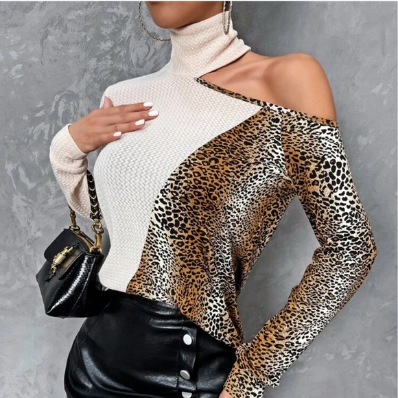 Tops - Super cute woman leopard print cut out tops